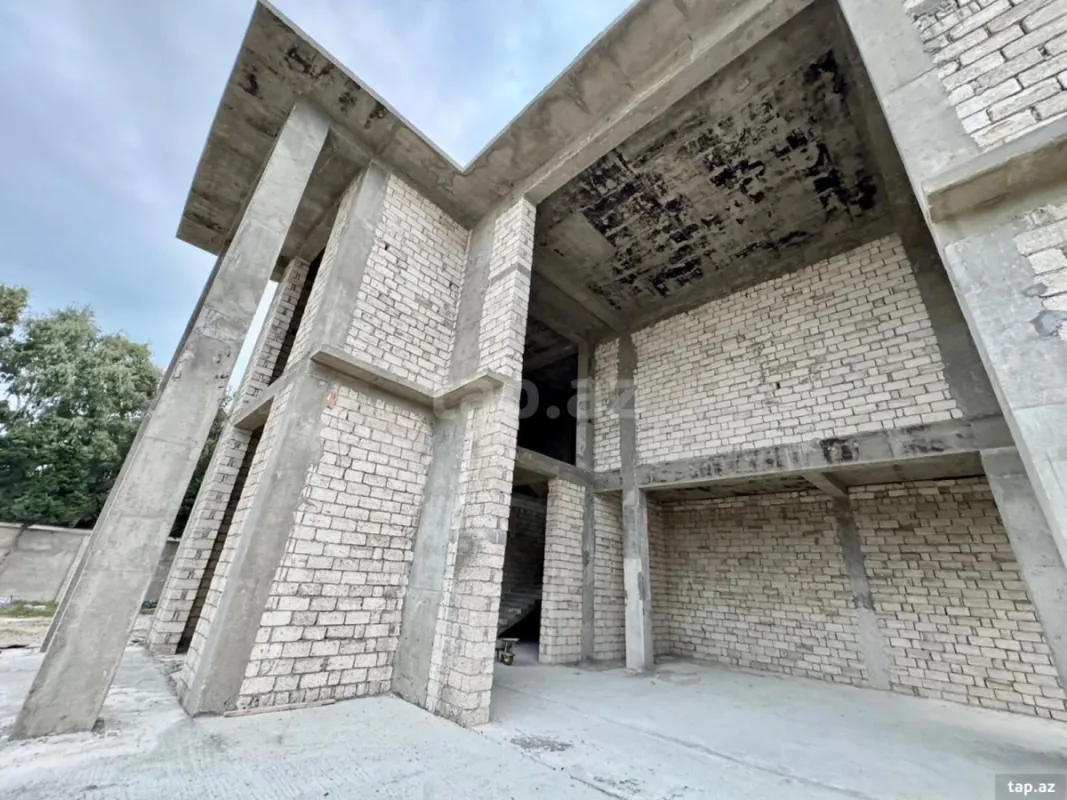 Satılır 7 otaqlı həyət evi 900 m²