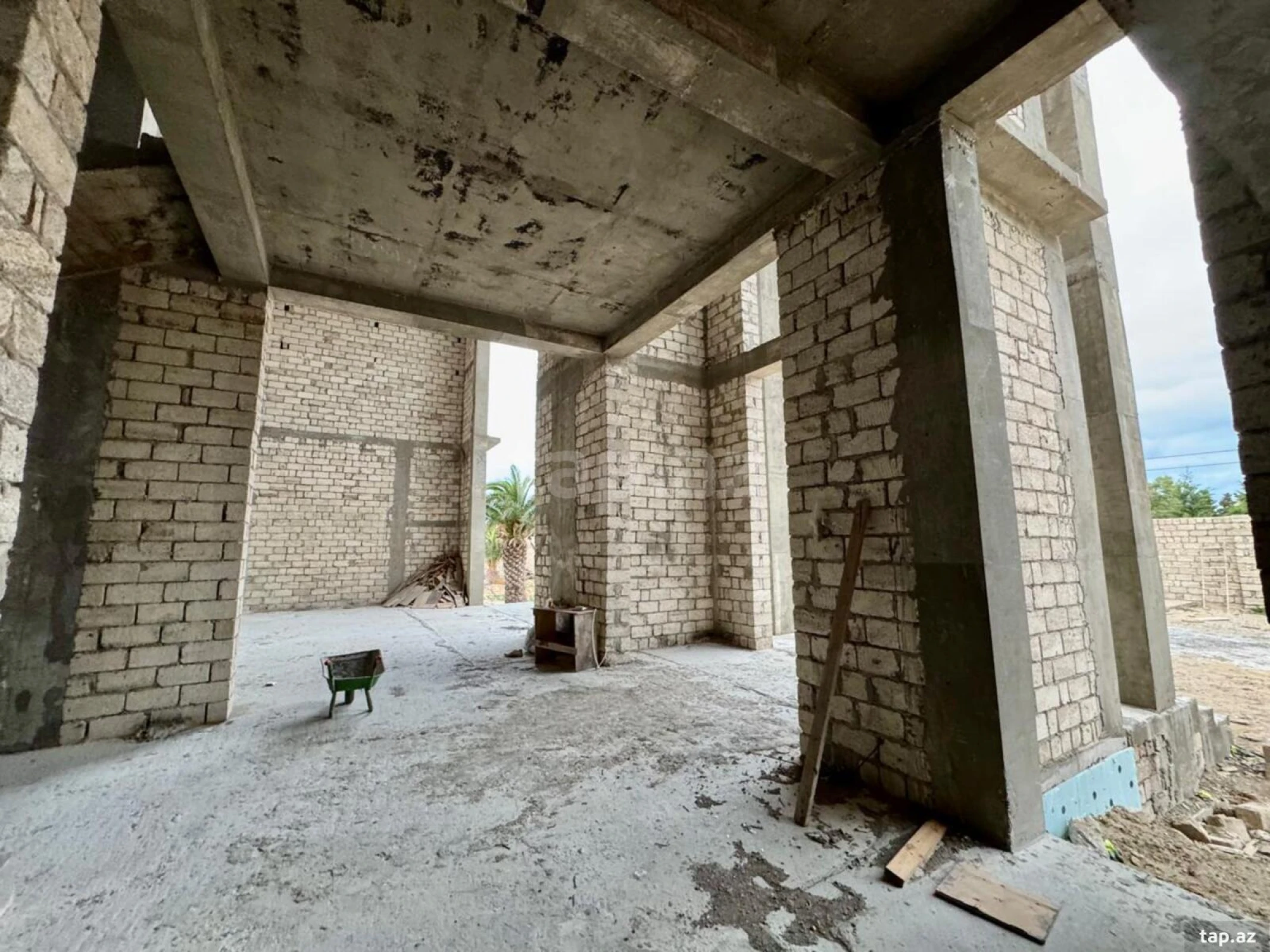 Satılır 7 otaqlı həyət evi 900 m²