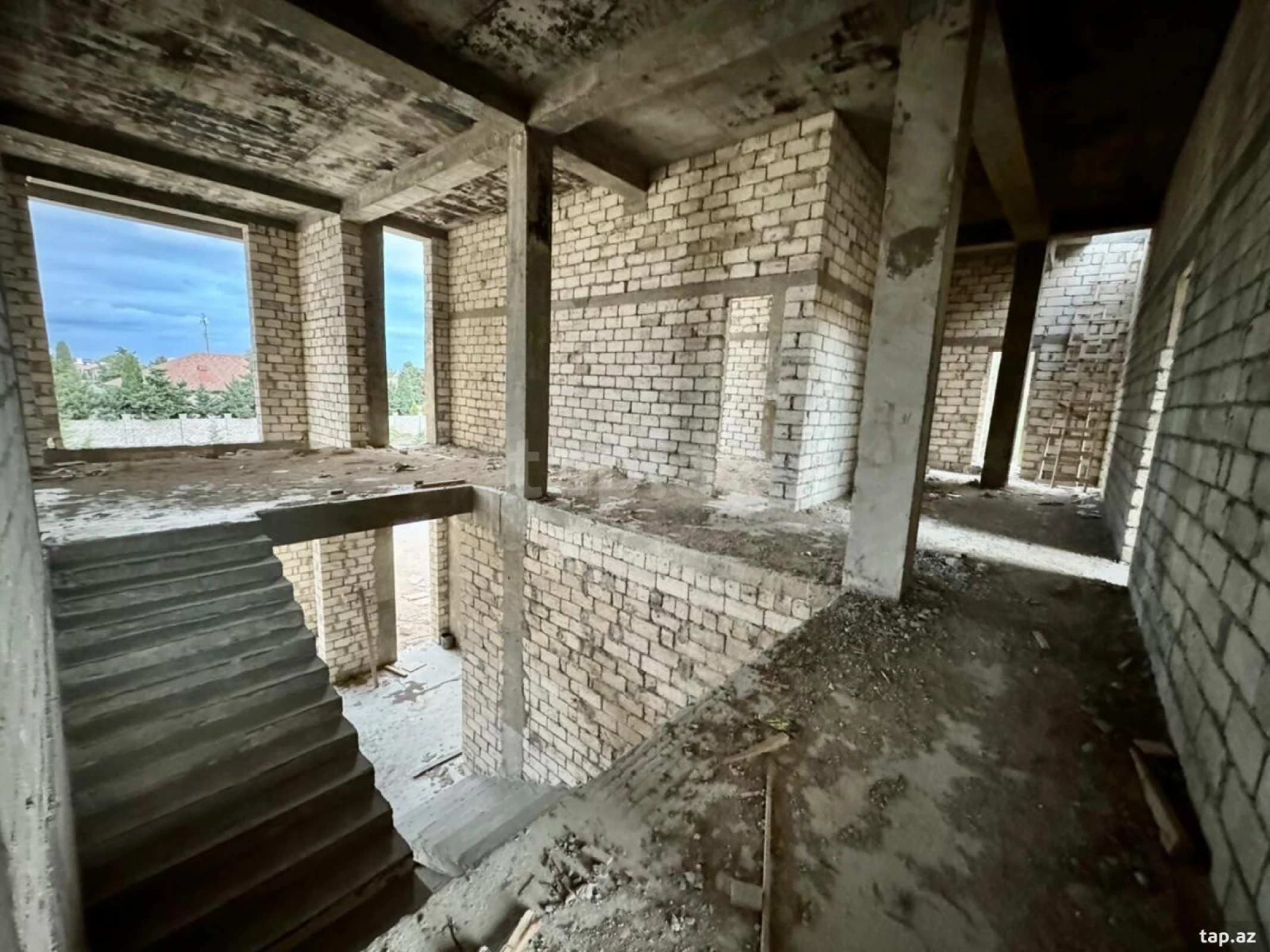 Satılır 7 otaqlı həyət evi 900 m²