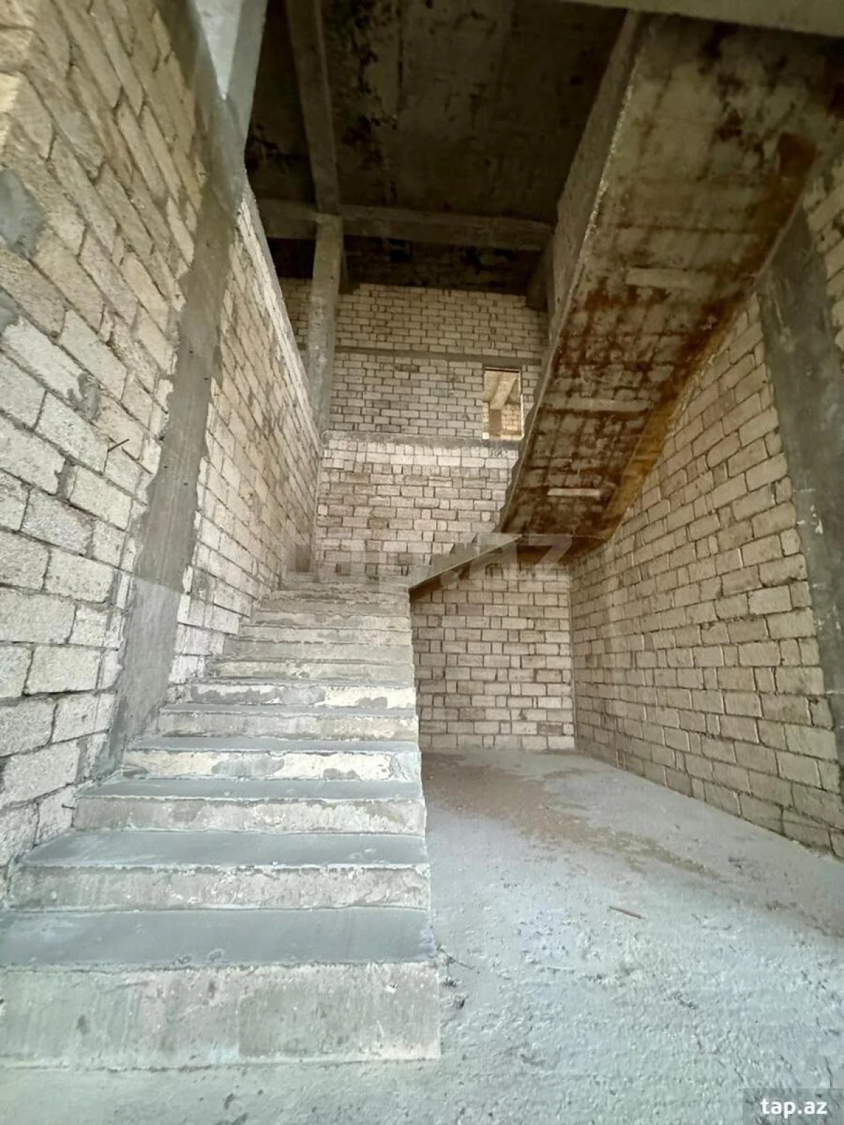 Satılır 7 otaqlı həyət evi 900 m²