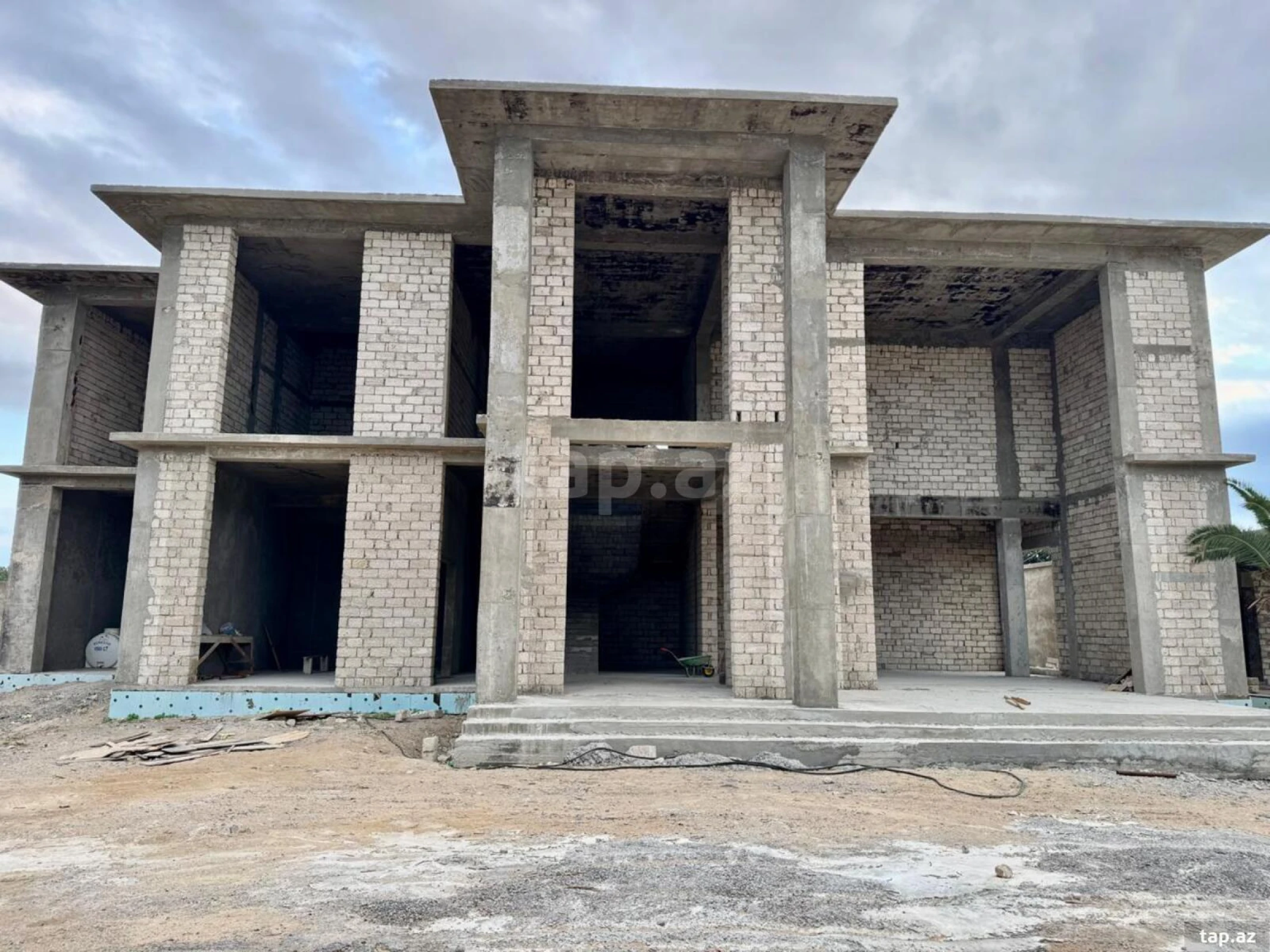 Satılır 7 otaqlı həyət evi 900 m²