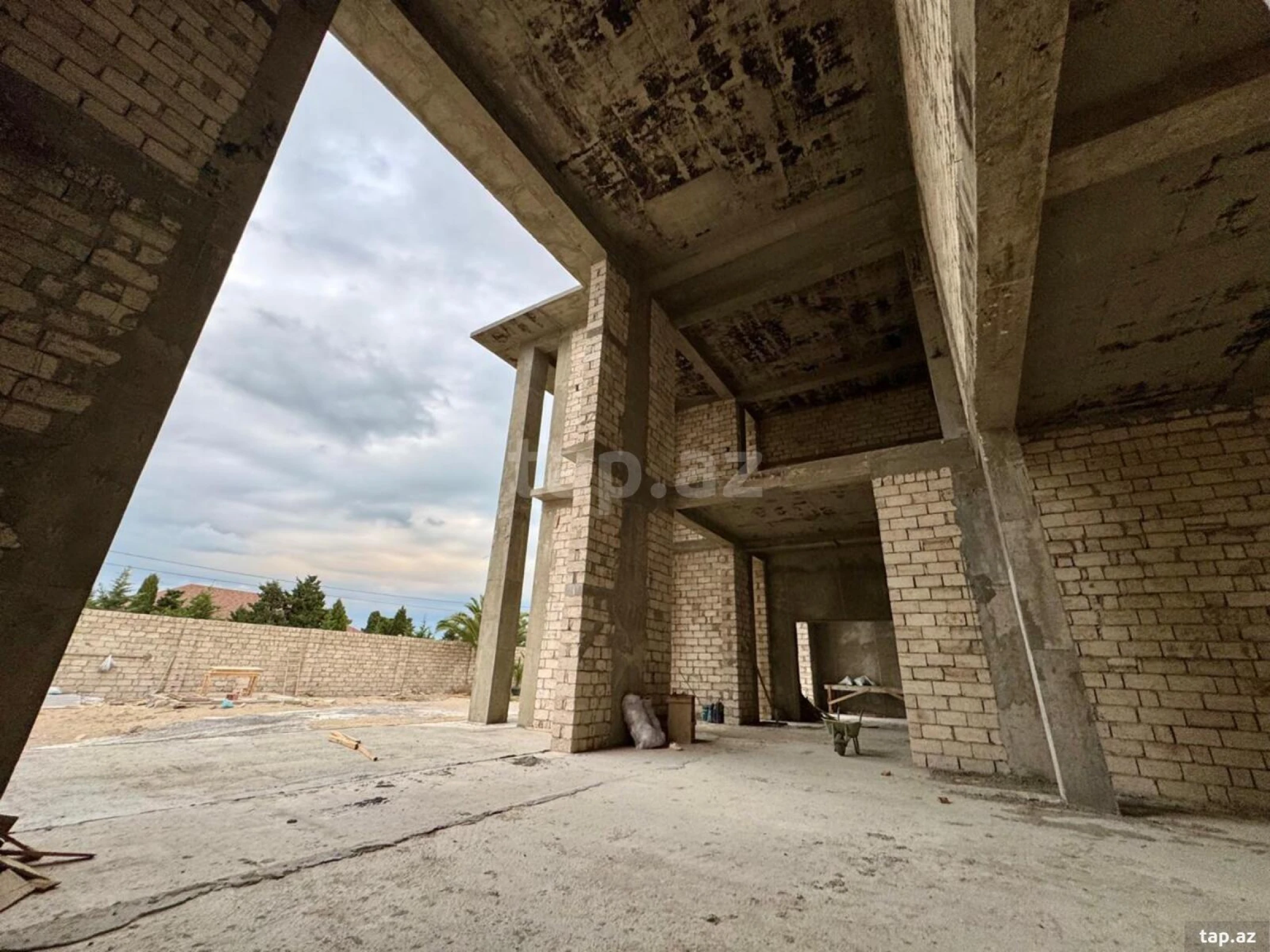 Satılır 7 otaqlı həyət evi 900 m²