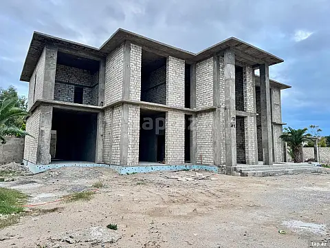 Satılır 7 otaqlı həyət evi 900 m²