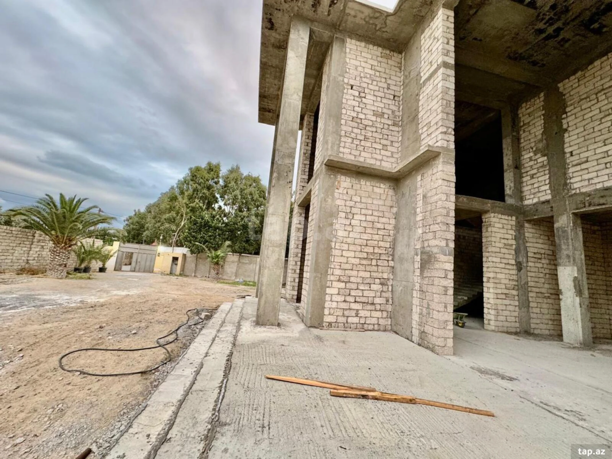 Satılır 7 otaqlı həyət evi 900 m²