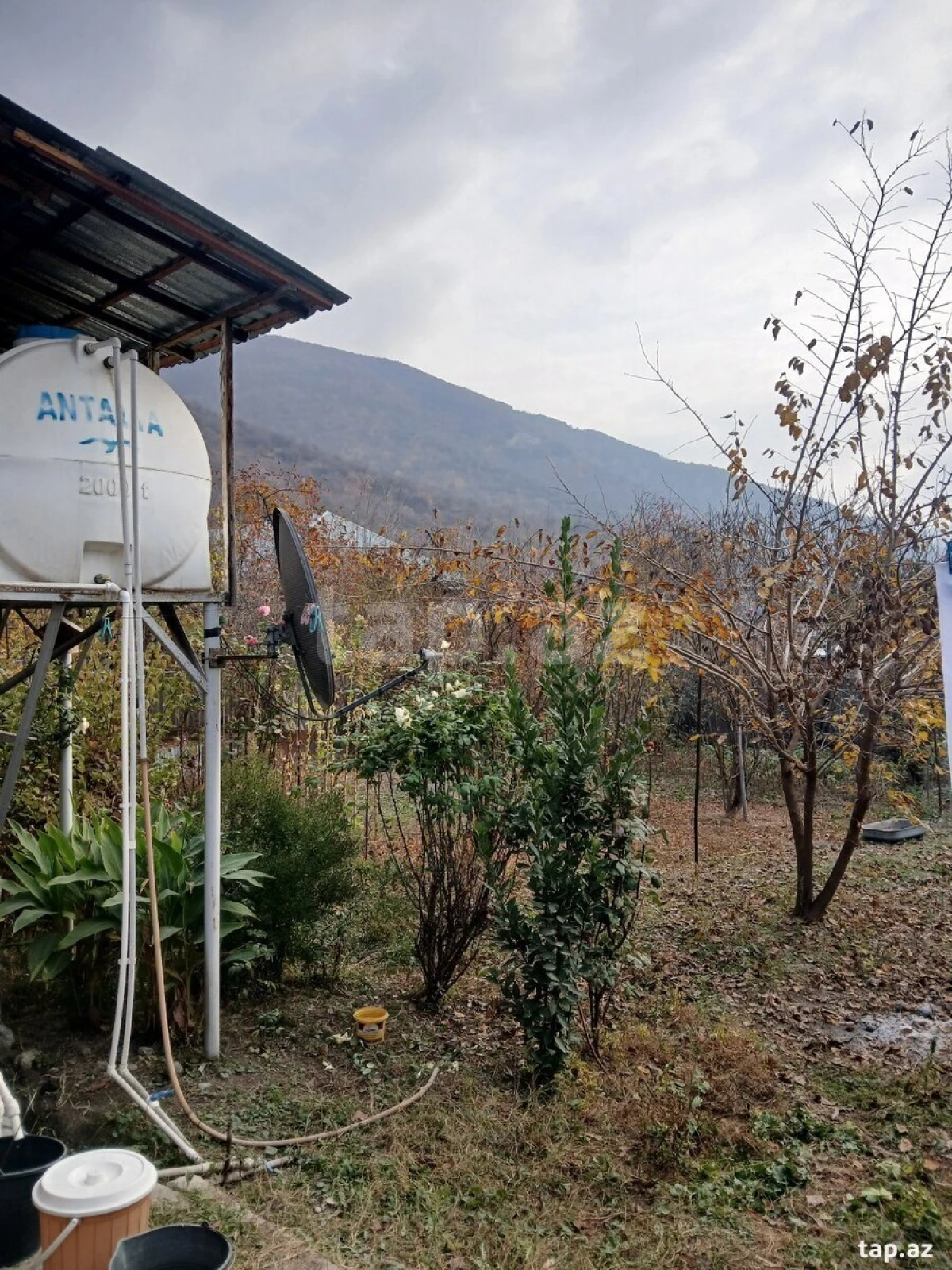 Satılır 3 otaqlı həyət evi 1050 m²