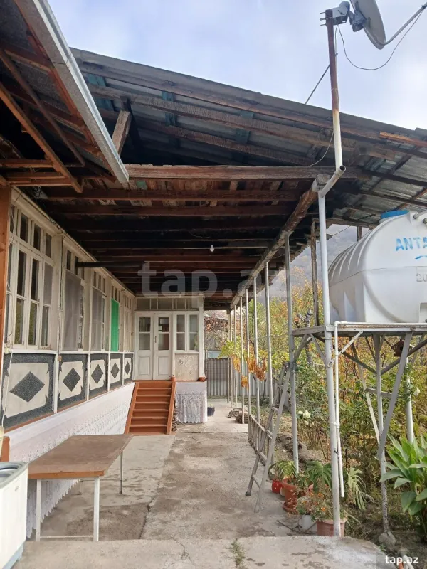 Satılır 3 otaqlı həyət evi 1050 m²