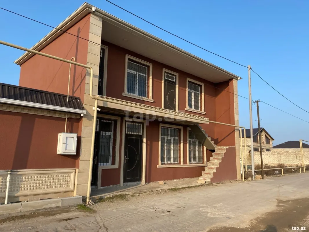 Satılır 9 otaqlı həyət evi