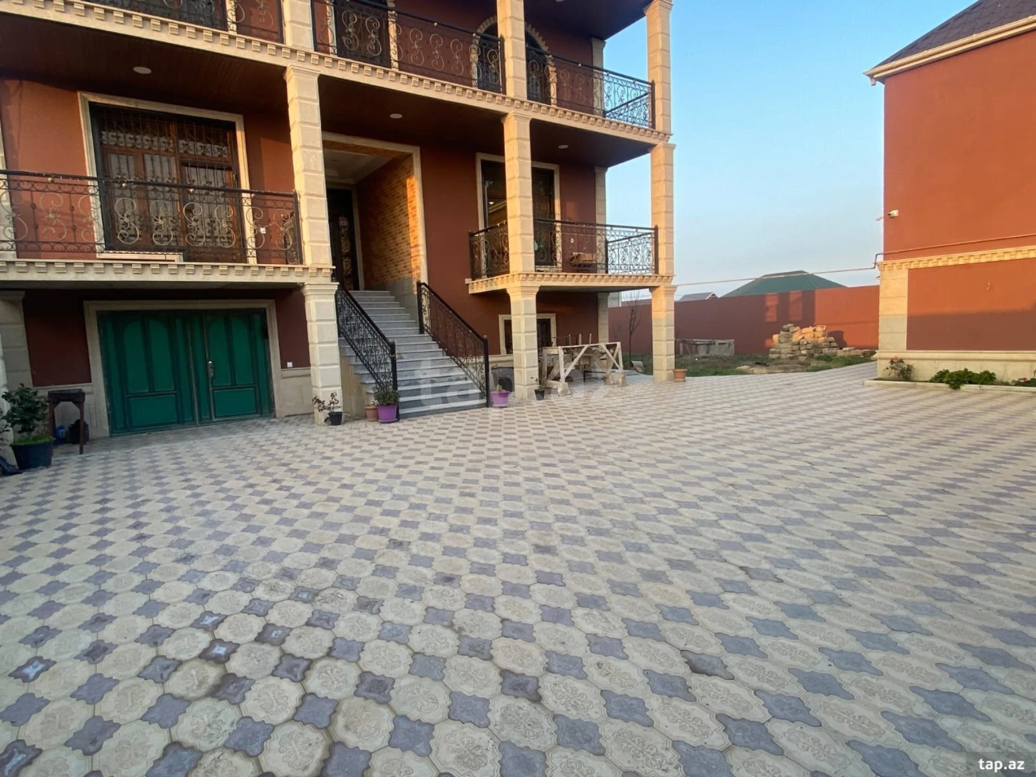 Satılır 9 otaqlı həyət evi