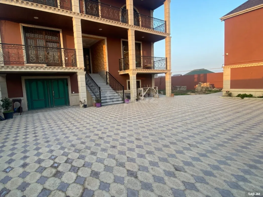 Satılır 9 otaqlı həyət evi