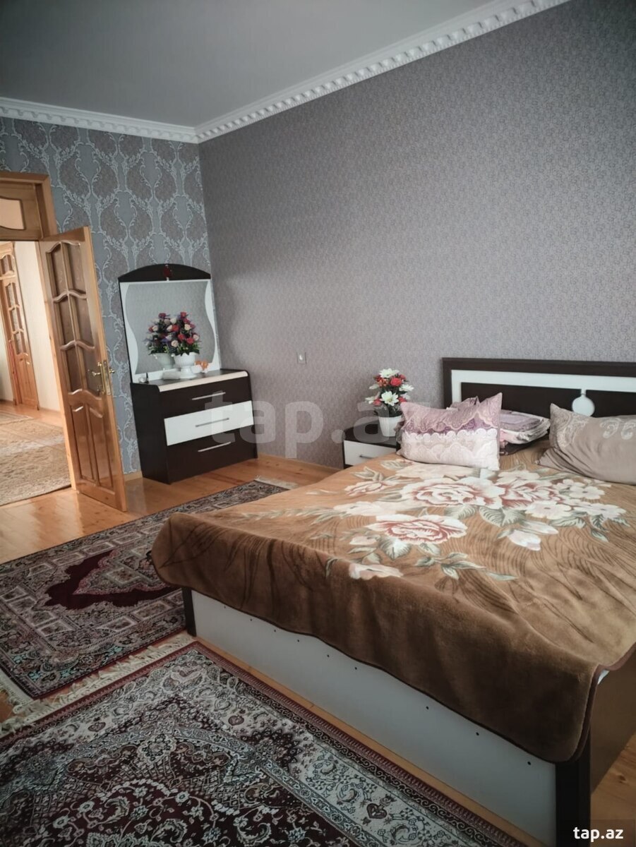 Satılır 8 otaqlı həyət evi 325 m²