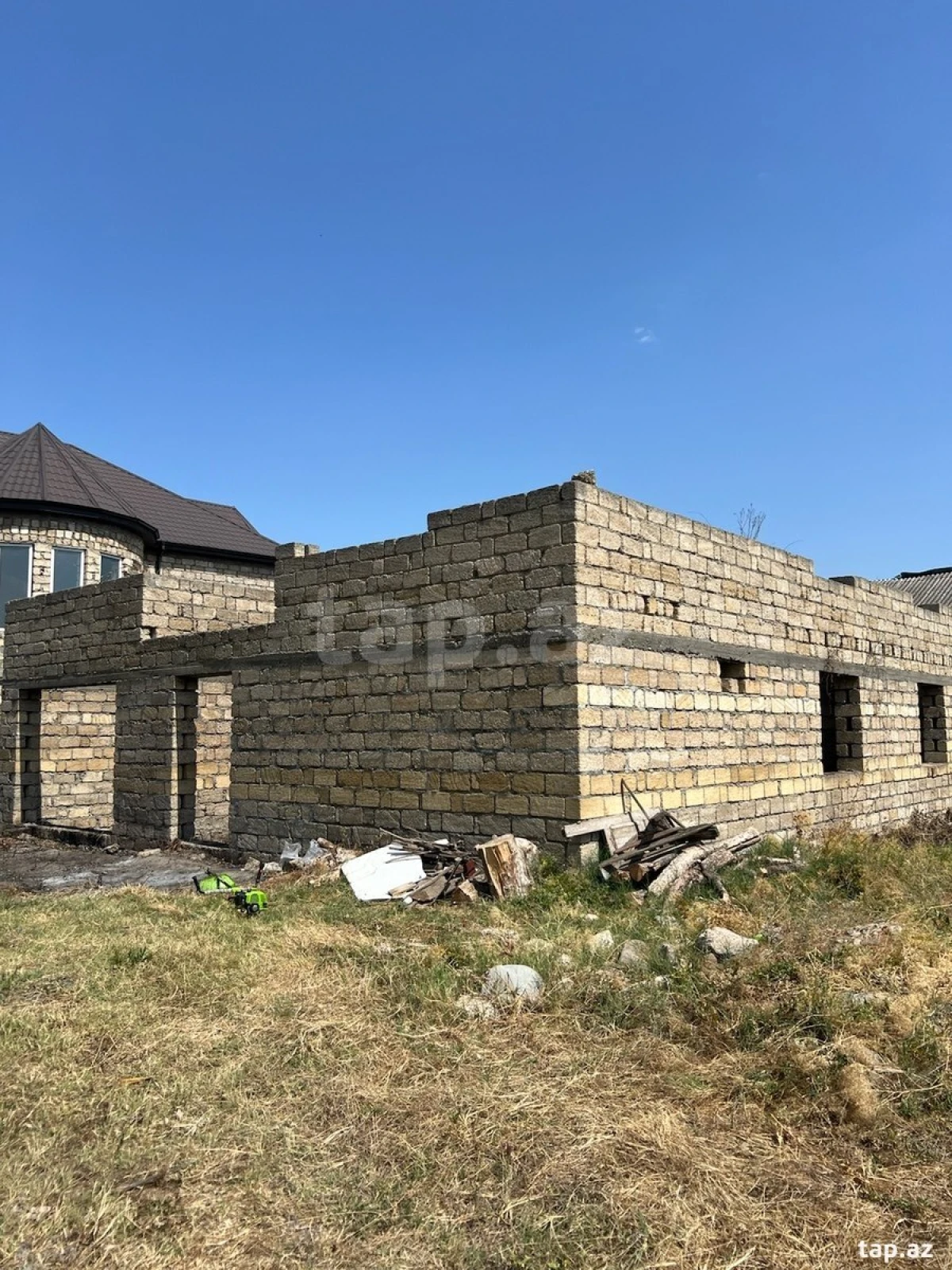 Satılır 8 otaqlı həyət evi