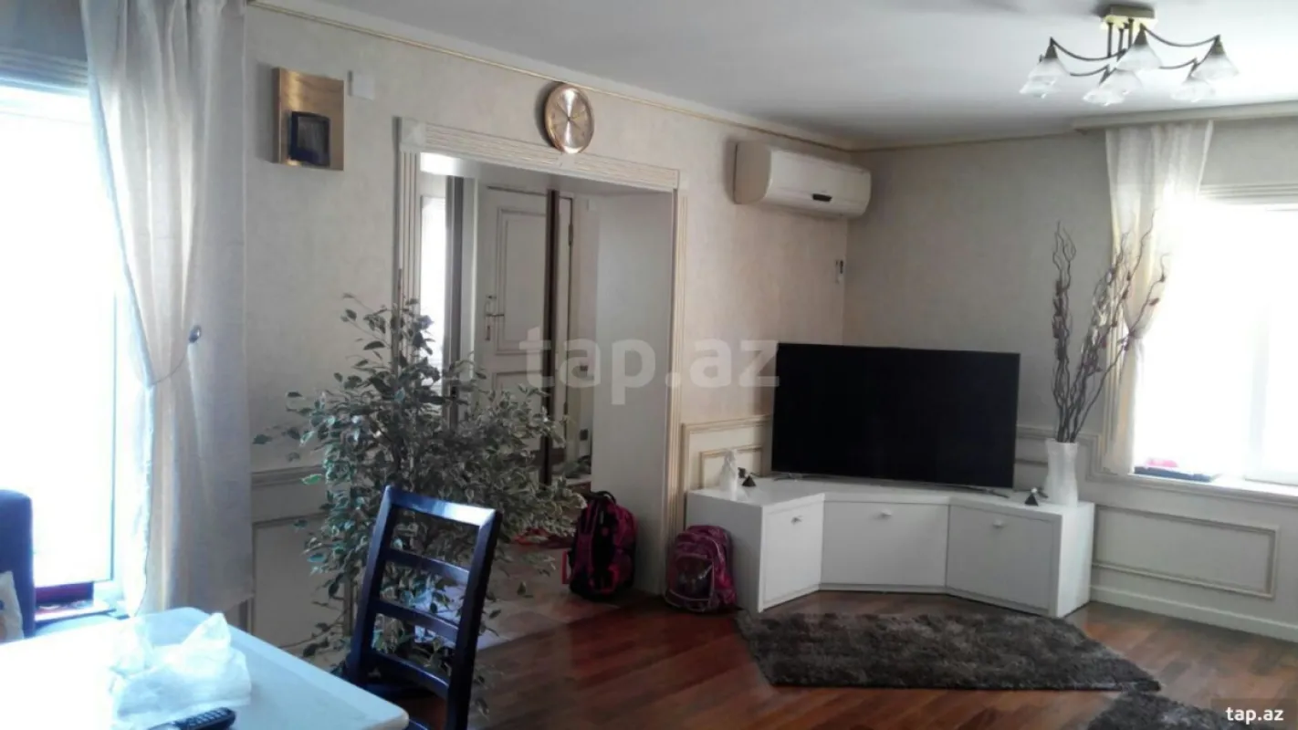 Satılır 12 otaqlı həyət evi