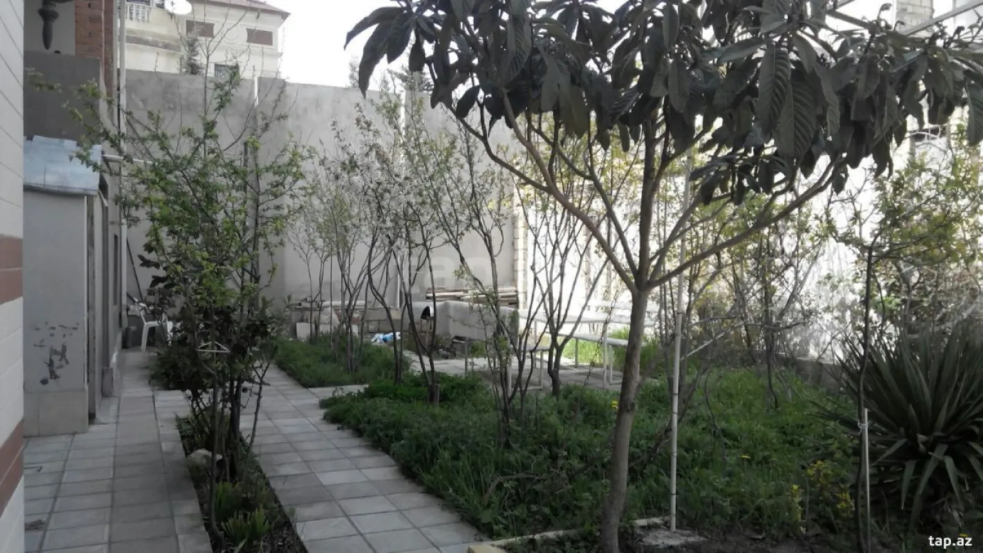 Satılır 12 otaqlı həyət evi