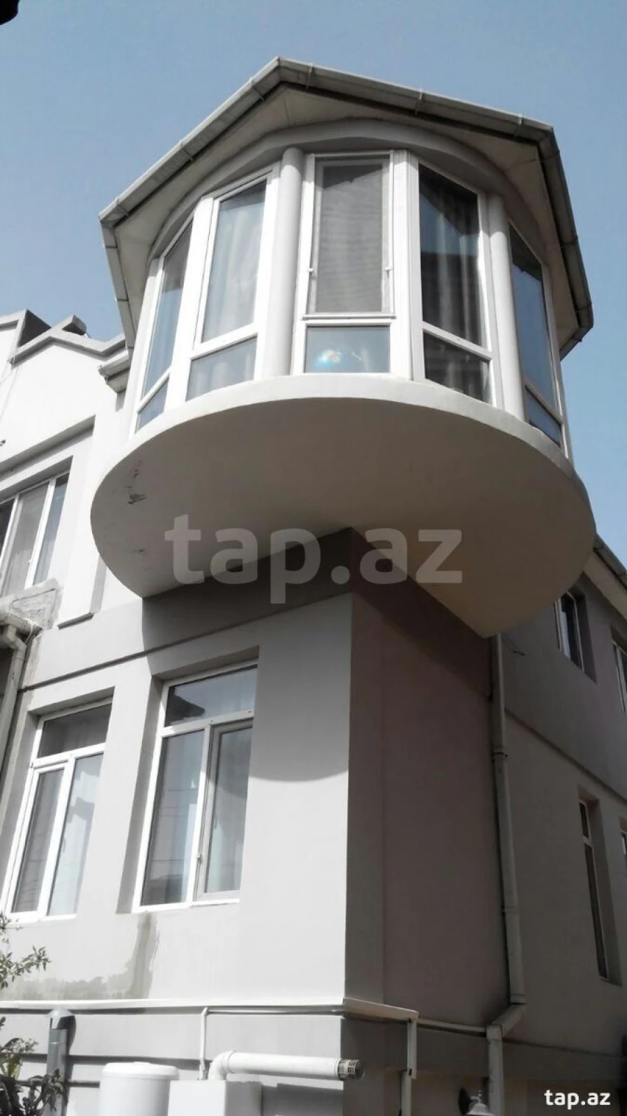 Satılır 12 otaqlı həyət evi