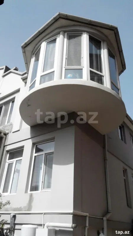 Satılır 12 otaqlı həyət evi