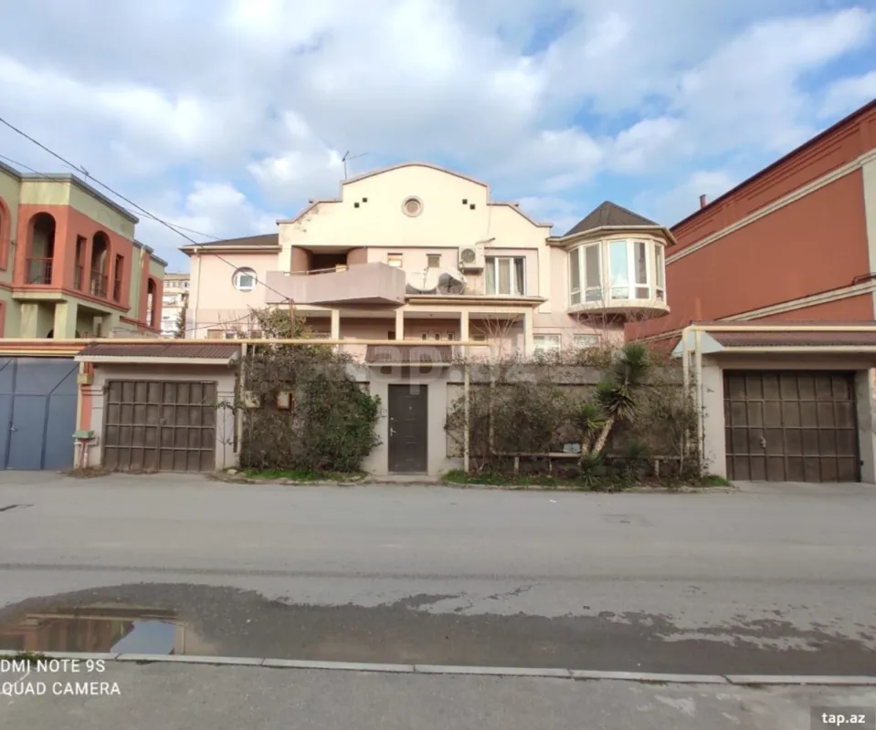 Satılır 12 otaqlı həyət evi