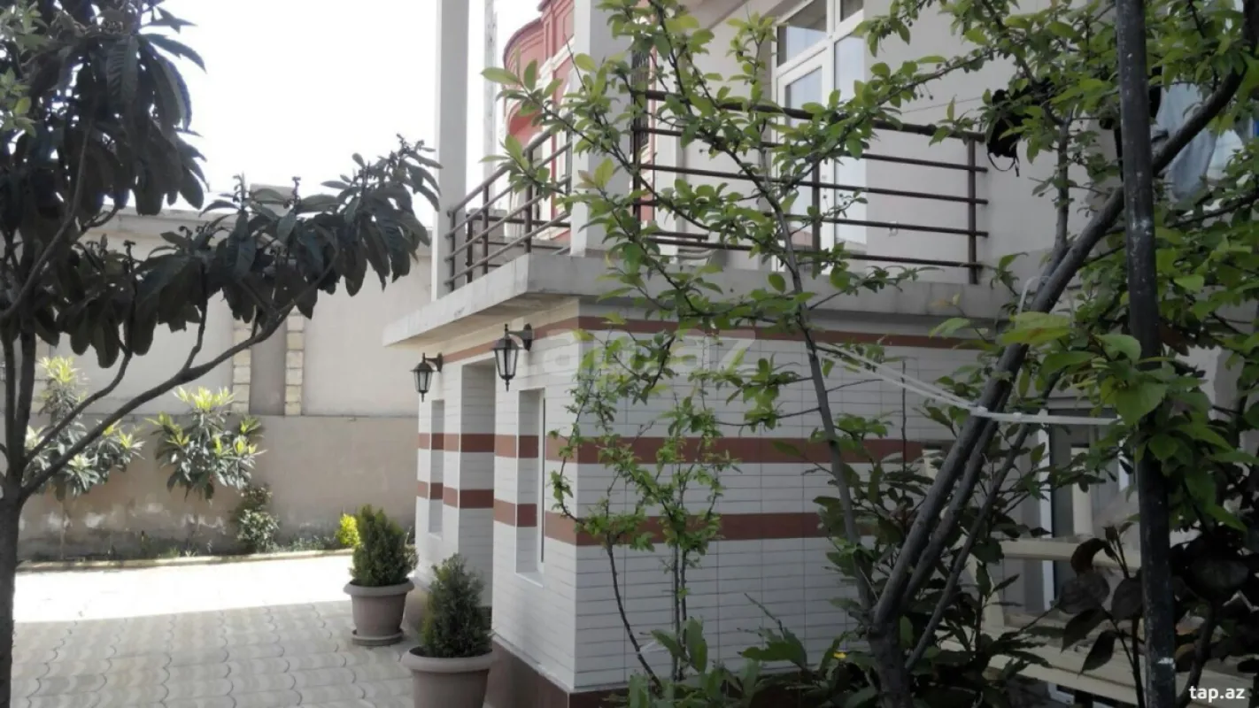 Satılır 12 otaqlı həyət evi