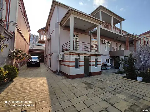 Satılır 12 otaqlı həyət evi
