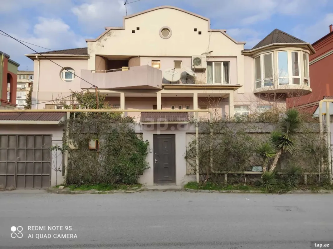 Satılır 12 otaqlı həyət evi