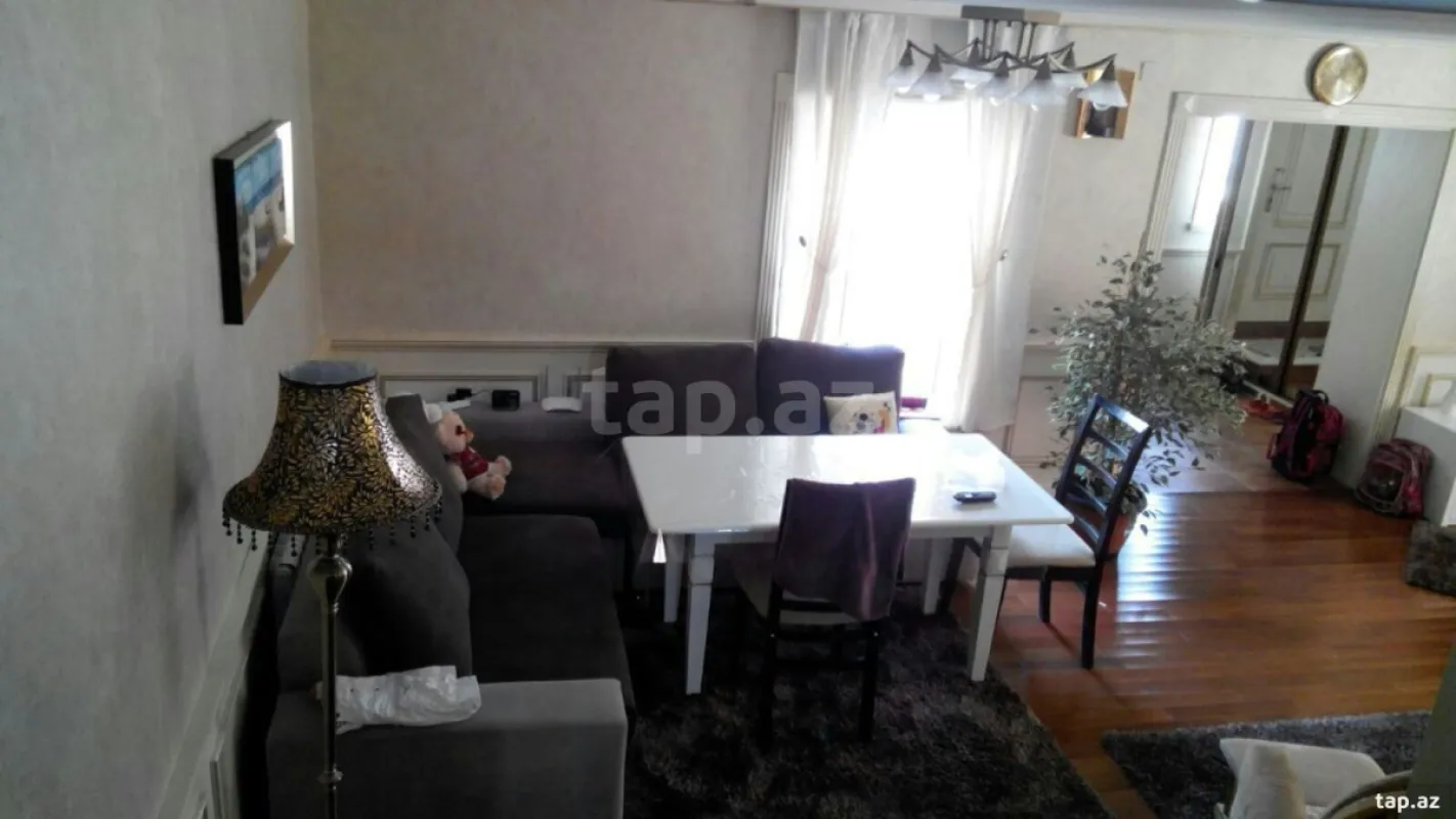 Satılır 12 otaqlı həyət evi