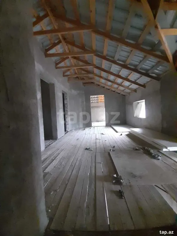 Satılır 6 otaqlı həyət evi