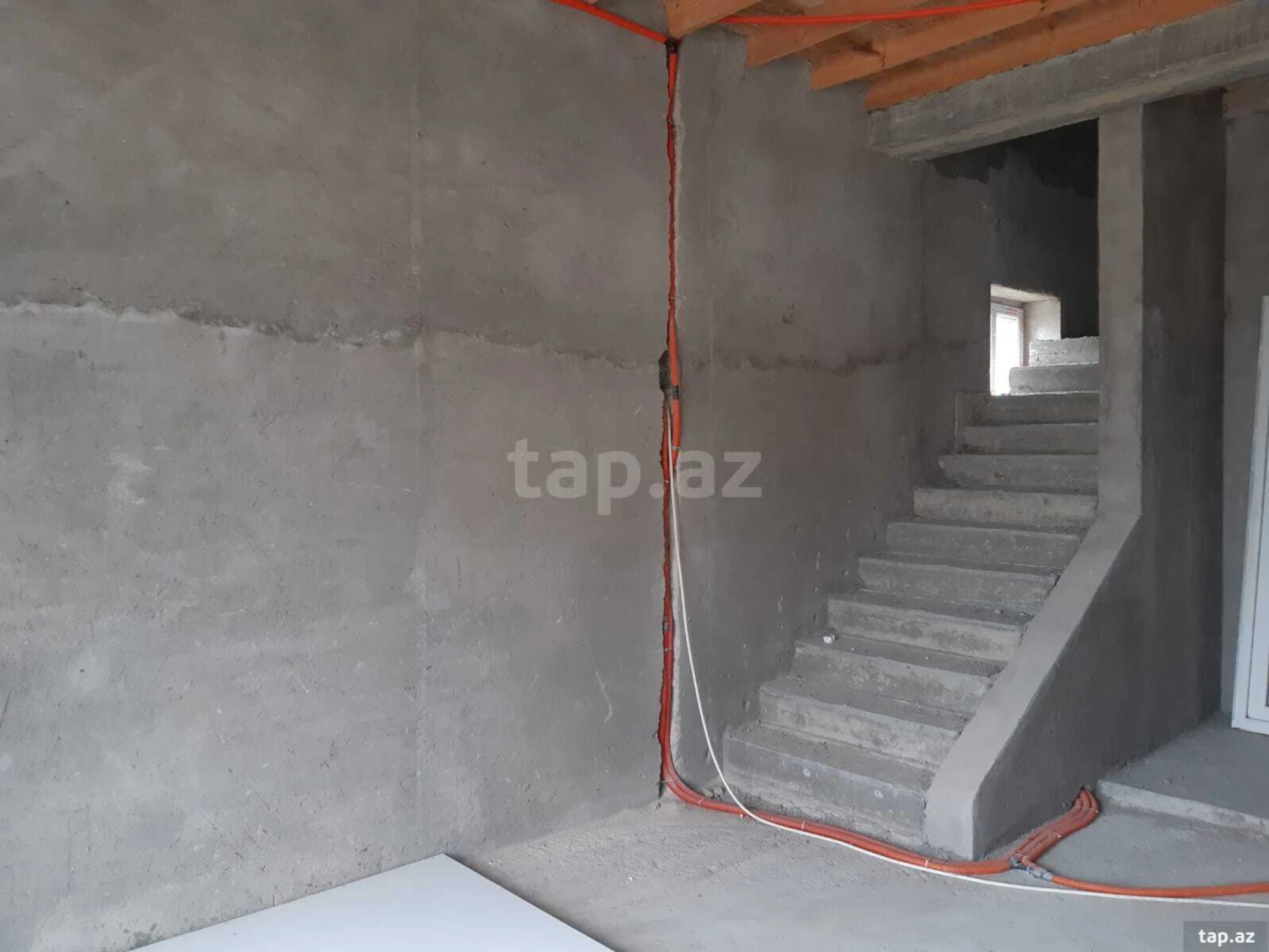 Satılır 6 otaqlı həyət evi