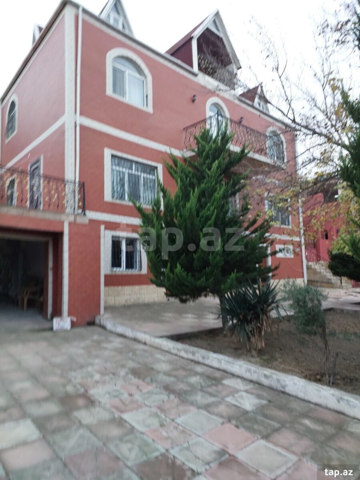 Satılır 5 otaqlı həyət evi
