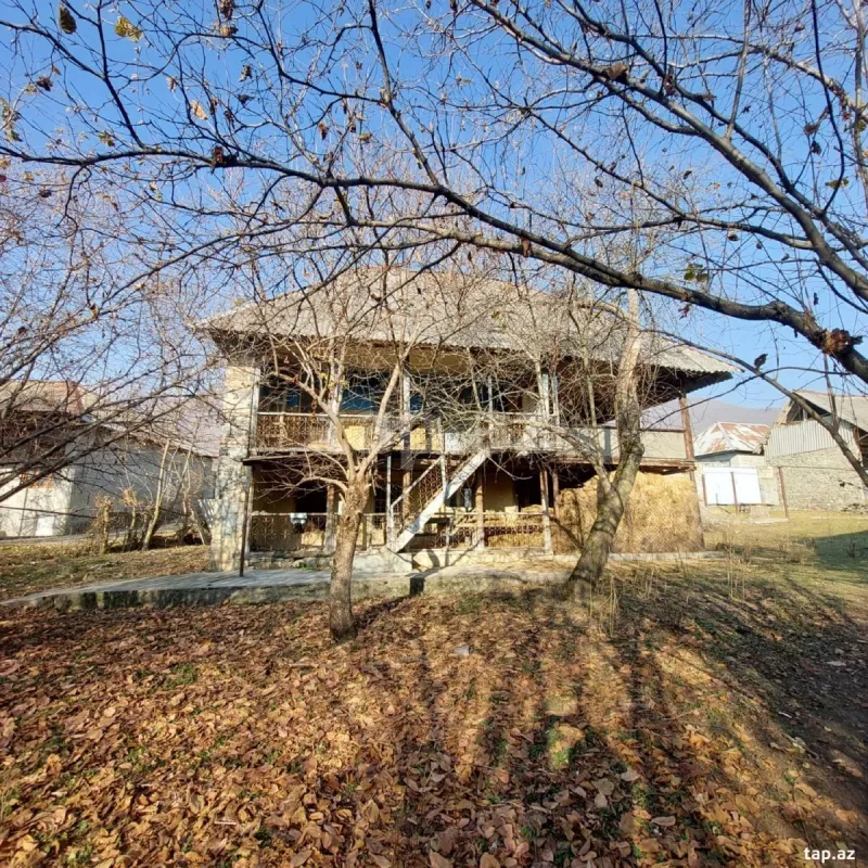 Satılır 5 otaqlı həyət evi 200 m²