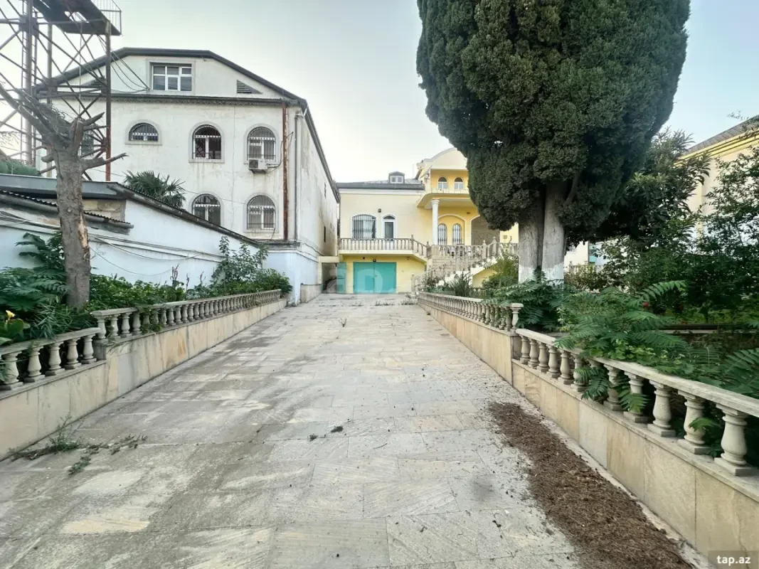 Satılır 12 otaqlı həyət evi 330 m²