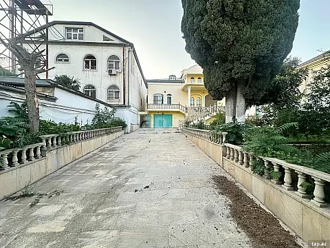 Satılır 12 otaqlı həyət evi 330 m² — Bakı 12 otaq 330.00 m²