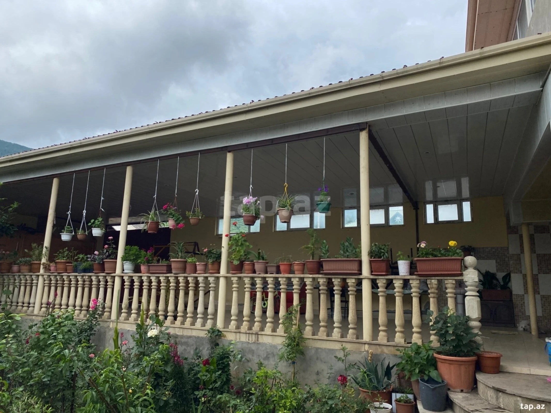 Satılır 6 otaqlı həyət evi