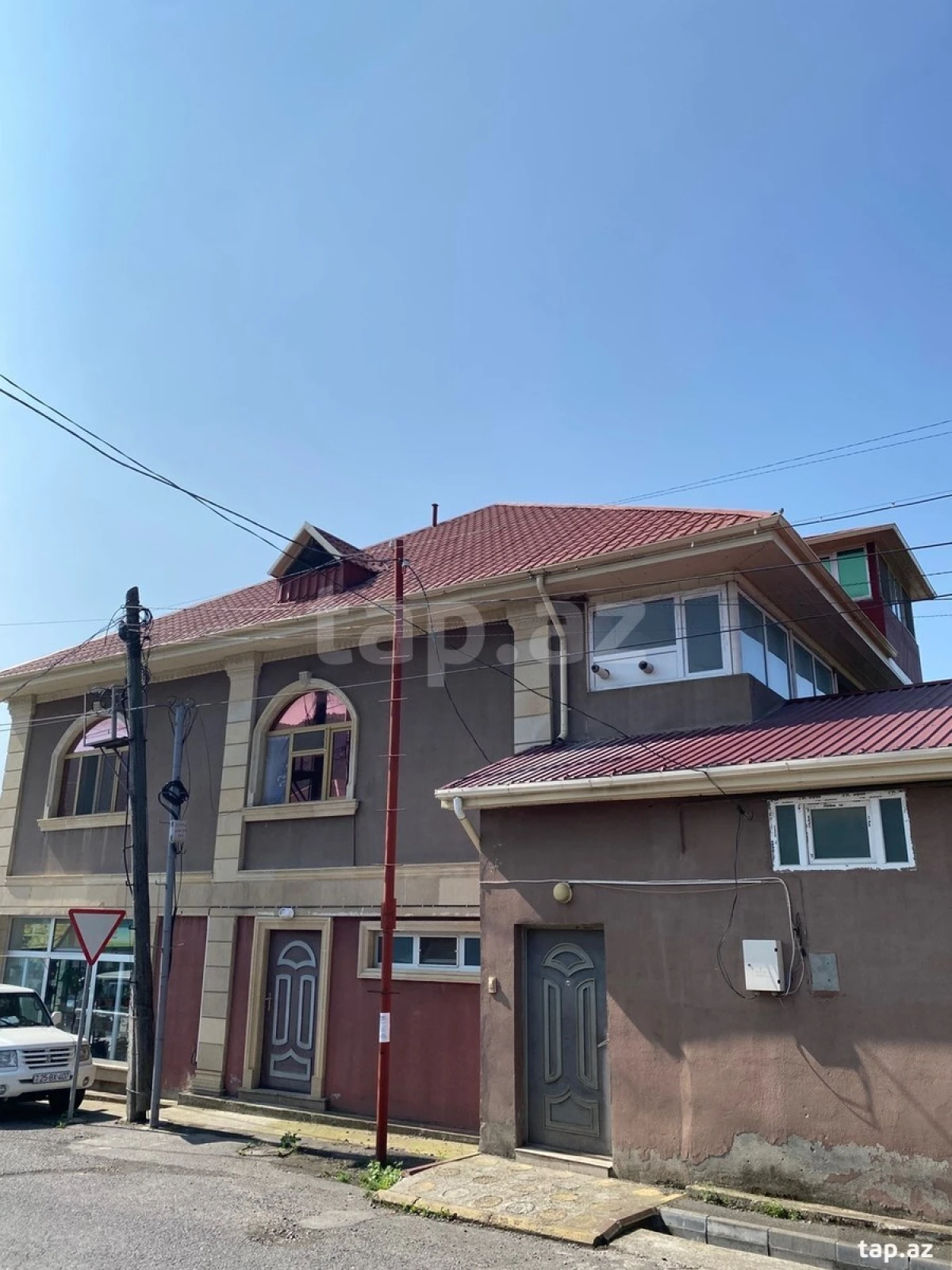 Satılır 6 otaqlı həyət evi