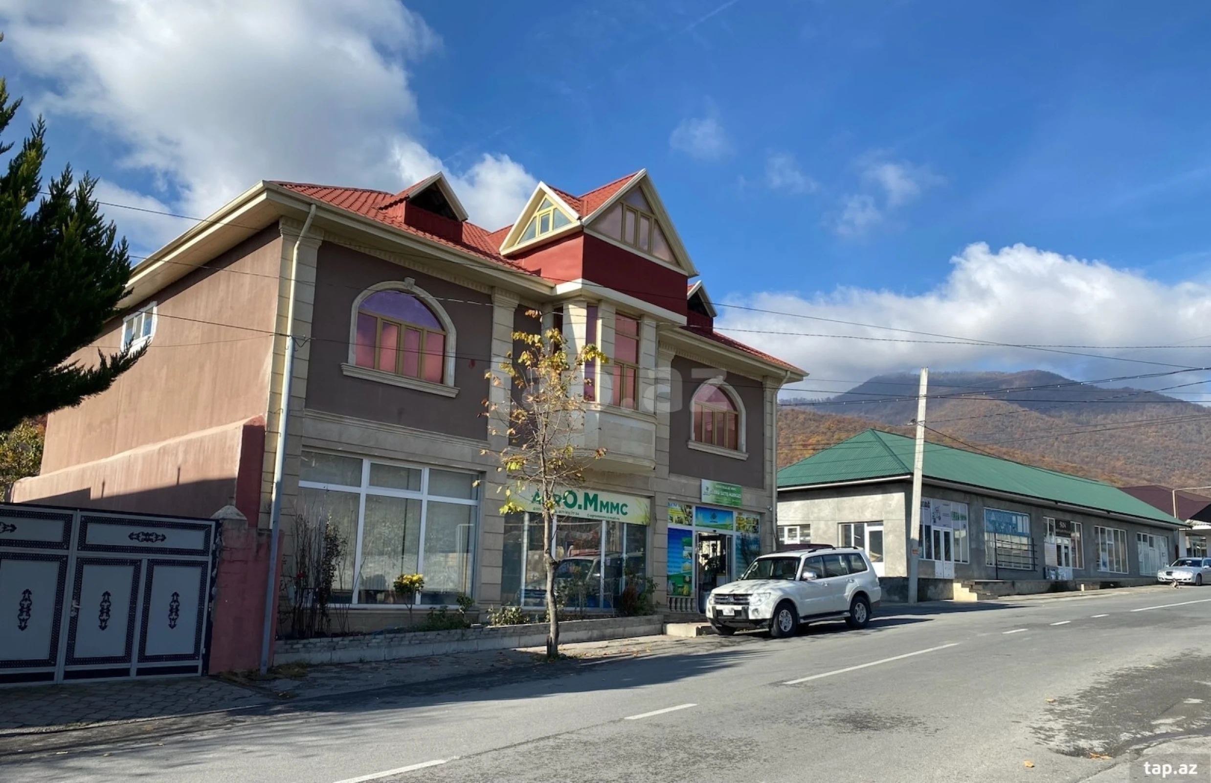 Satılır 6 otaqlı həyət evi