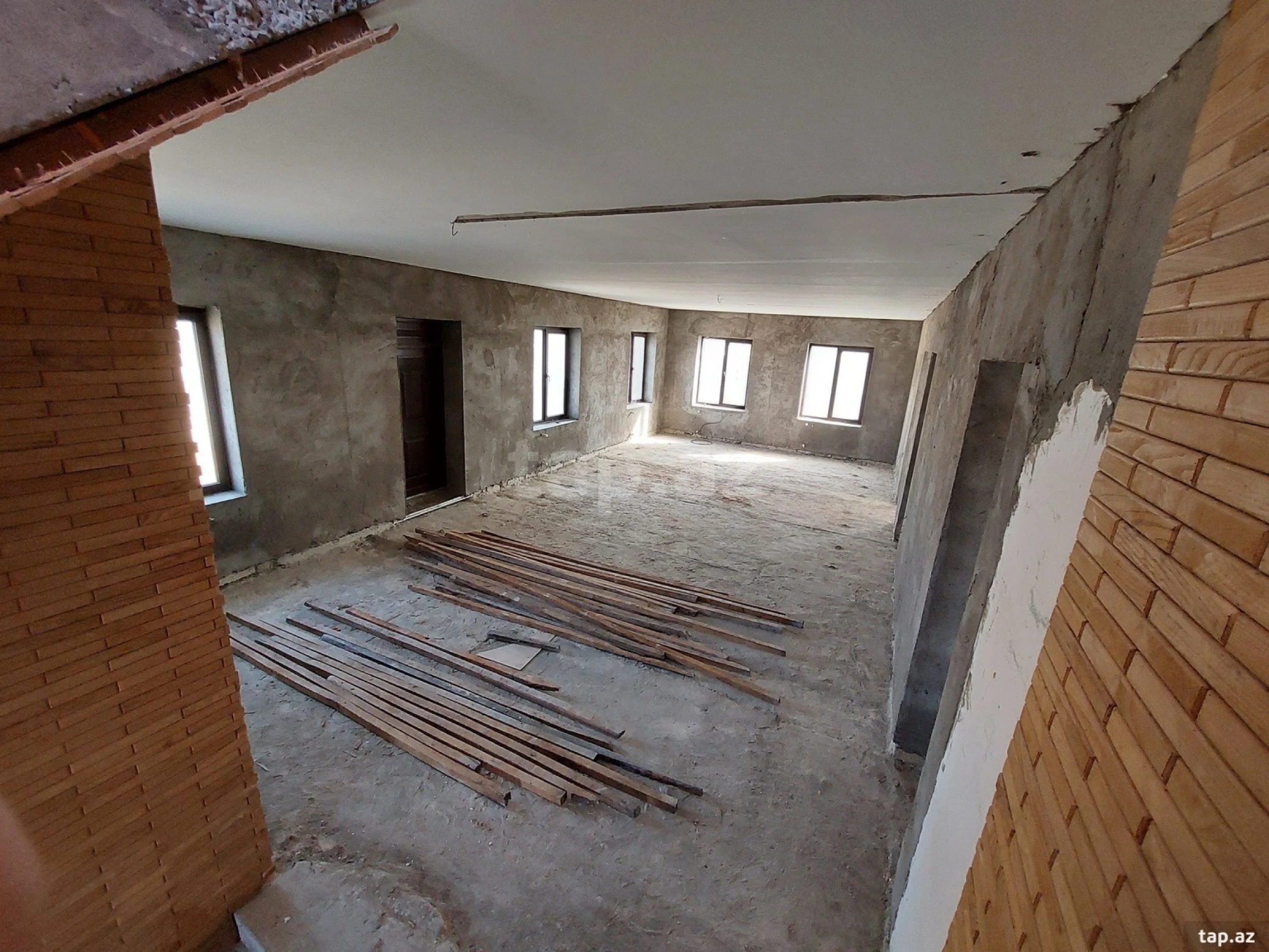 Satılır 7 otaqlı həyət evi