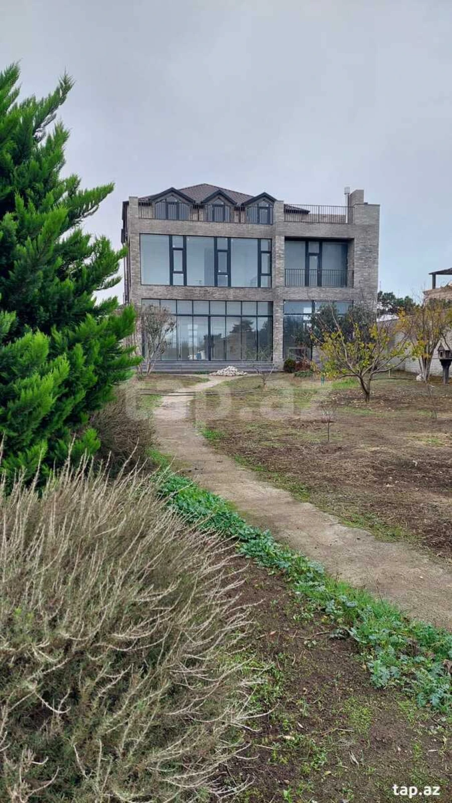 Satılır 8 otaqlı həyət evi 528 m²