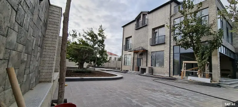 Satılır 8 otaqlı həyət evi 528 m²