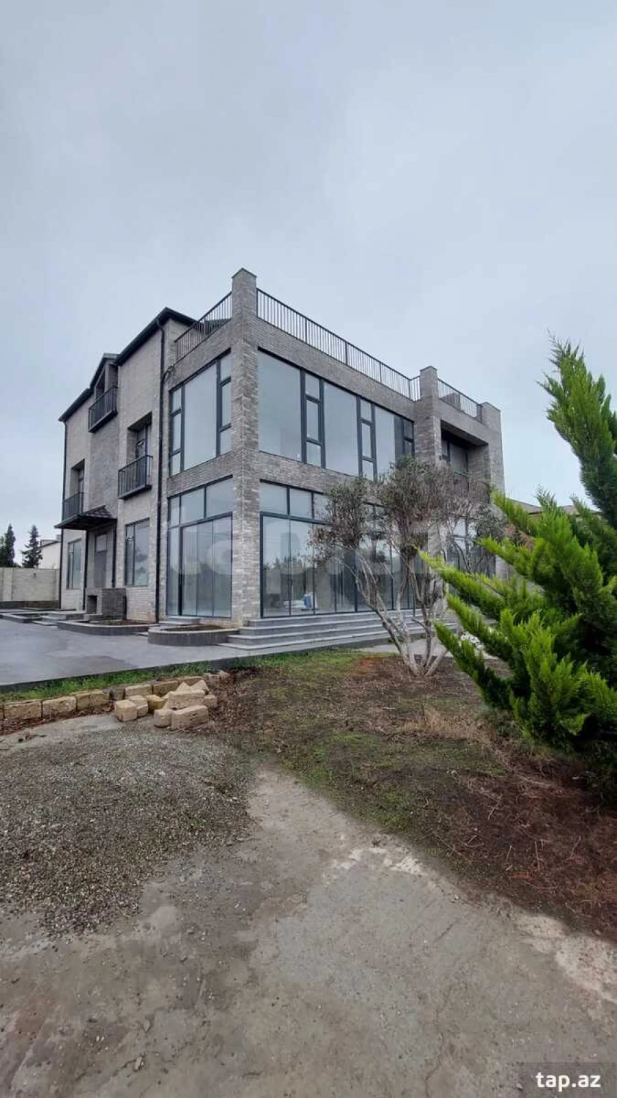 Satılır 8 otaqlı həyət evi 528 m²