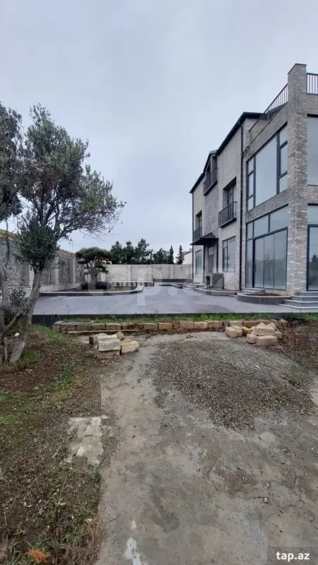 Satılır 8 otaqlı həyət evi 528 m²