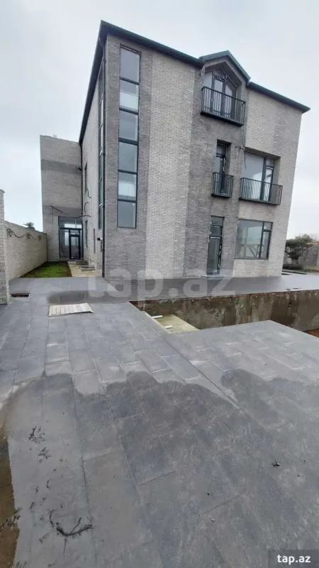 Satılır 8 otaqlı həyət evi 528 m²