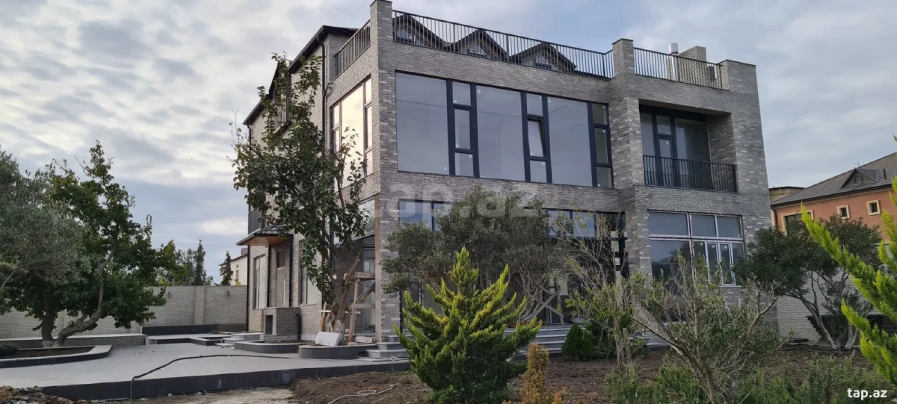 Satılır 8 otaqlı həyət evi 528 m²