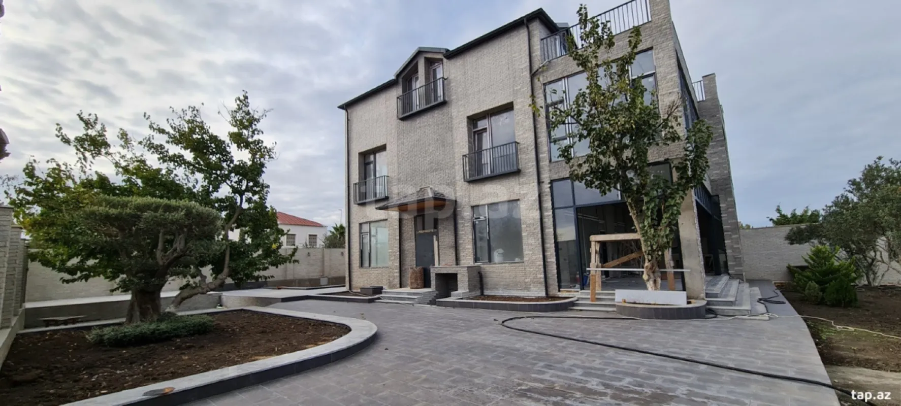 Satılır 8 otaqlı həyət evi 528 m²