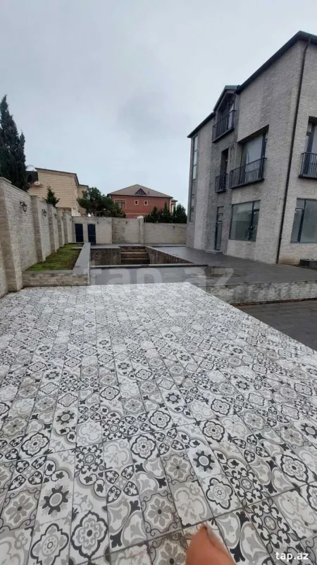 Satılır 8 otaqlı həyət evi 528 m²