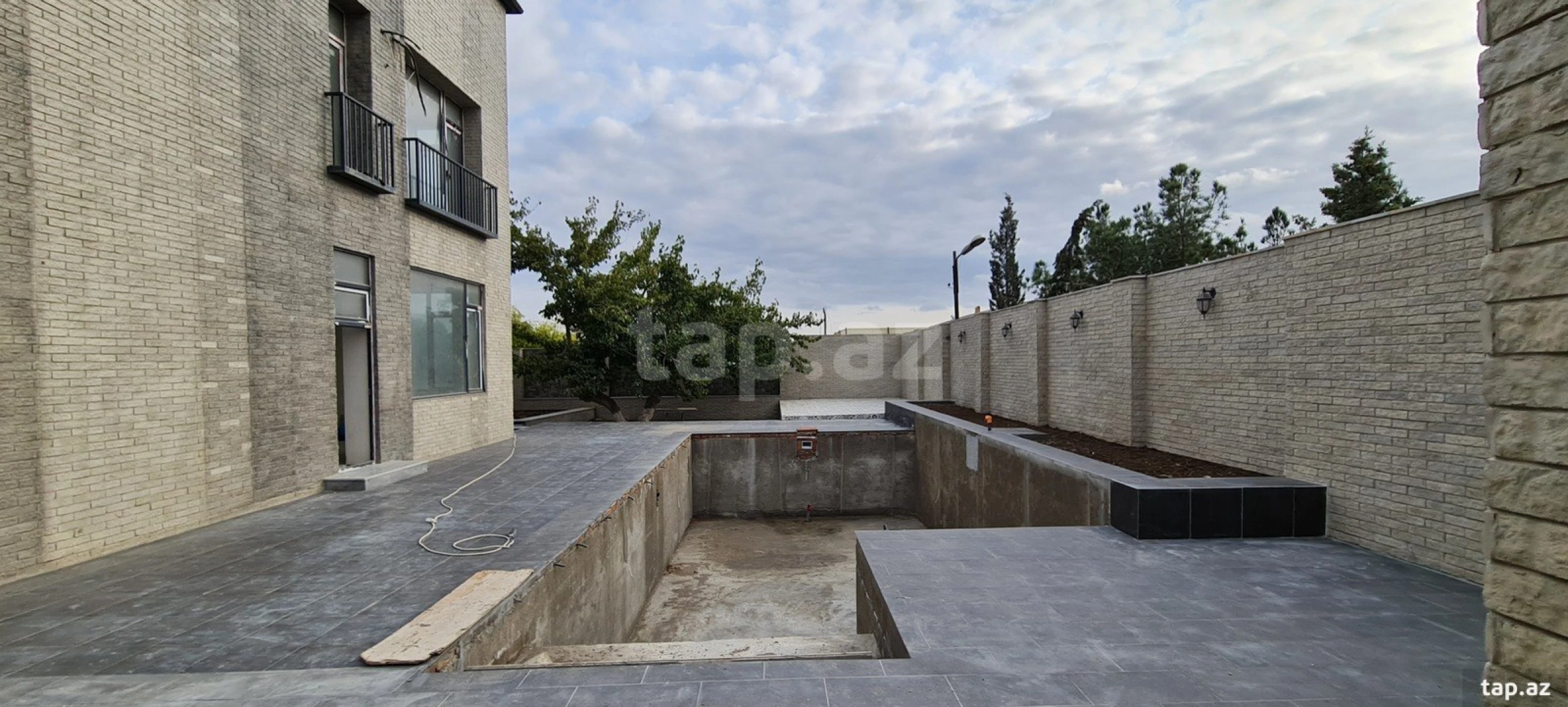 Satılır 8 otaqlı həyət evi 528 m²