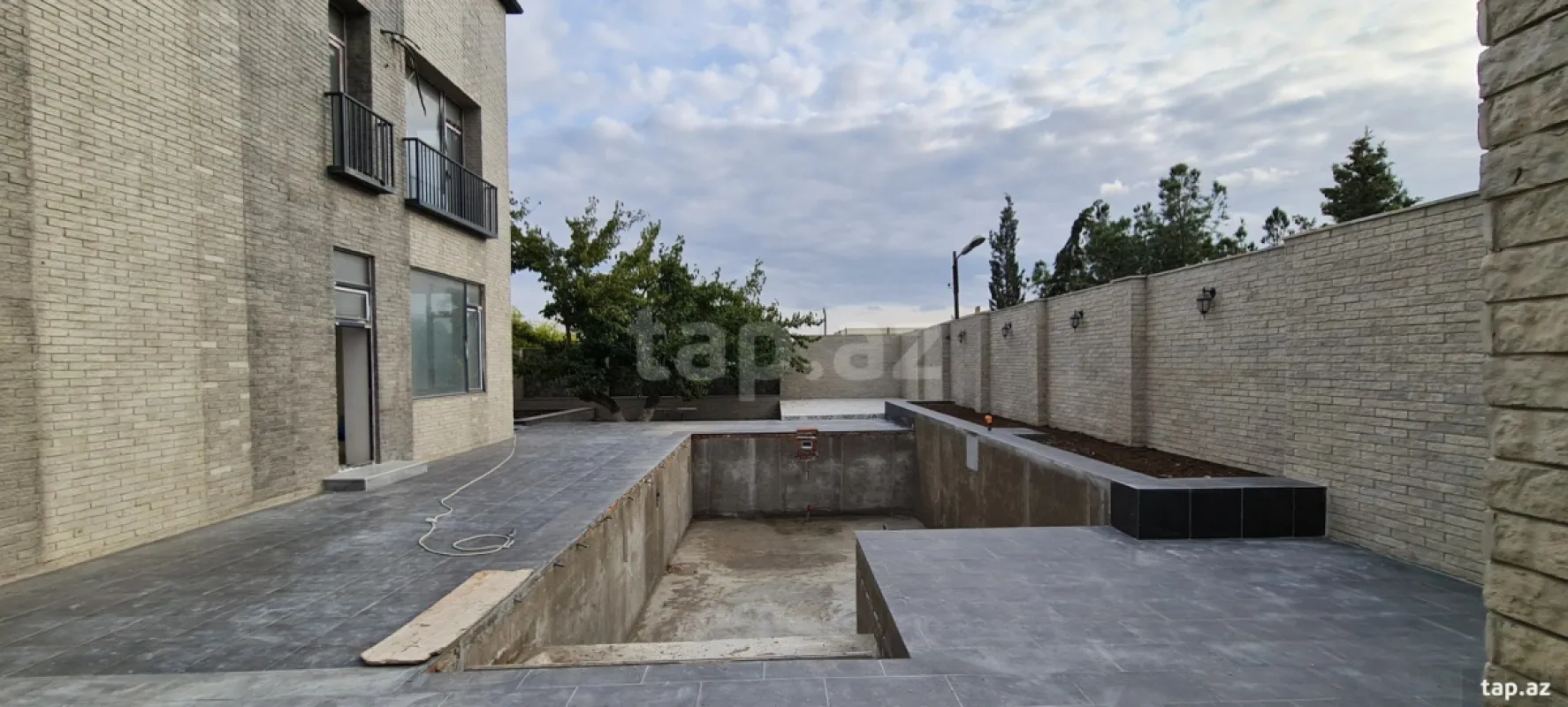 Satılır 8 otaqlı həyət evi 528 m²