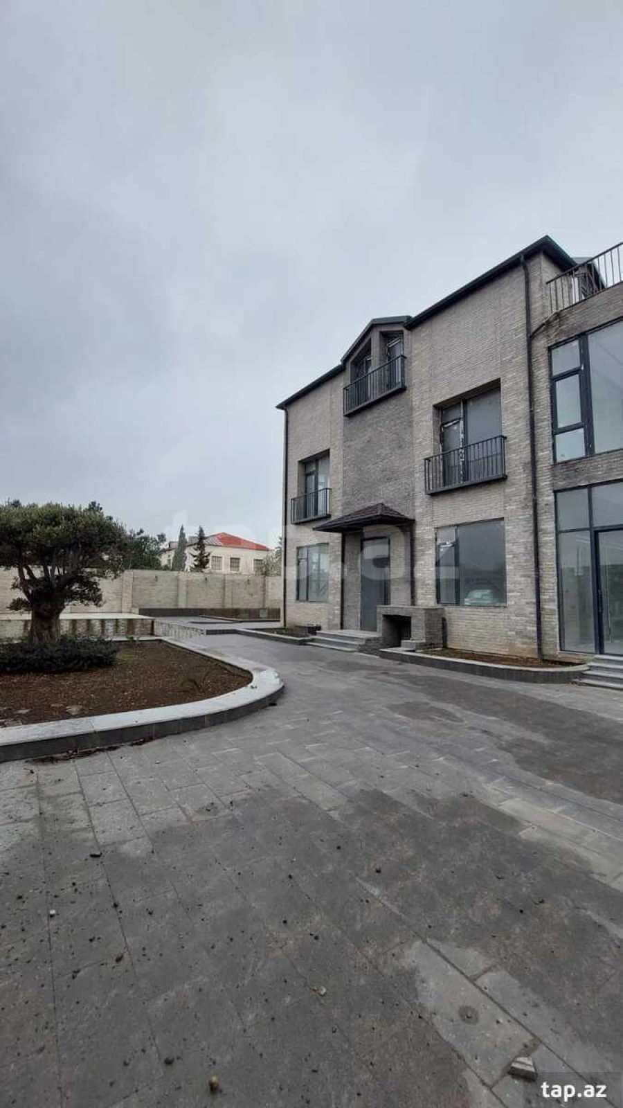 Satılır 8 otaqlı həyət evi 528 m²