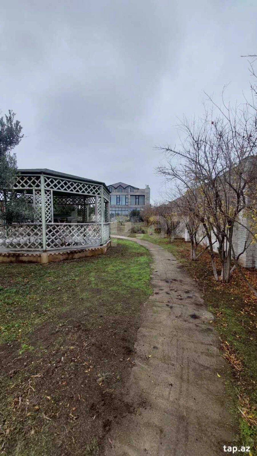 Satılır 8 otaqlı həyət evi 528 m²