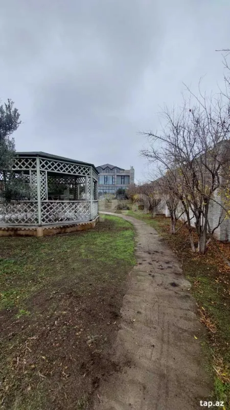 Satılır 8 otaqlı həyət evi 528 m²