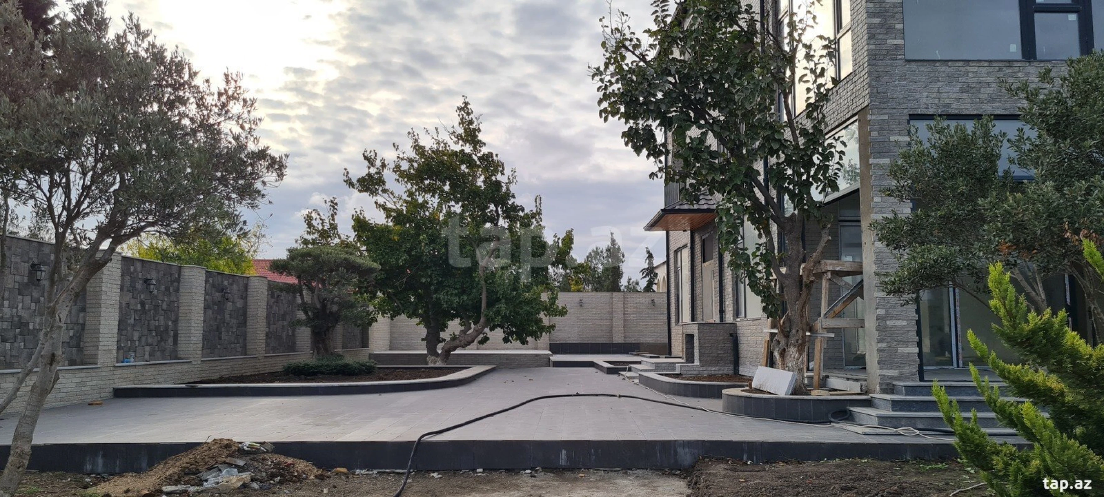 Satılır 8 otaqlı həyət evi 528 m²