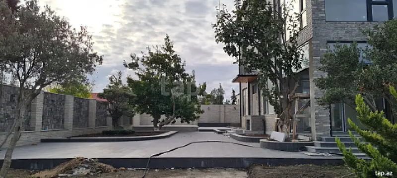 Satılır 8 otaqlı həyət evi 528 m²