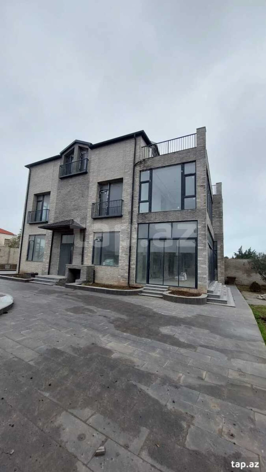 Satılır 8 otaqlı həyət evi 528 m²